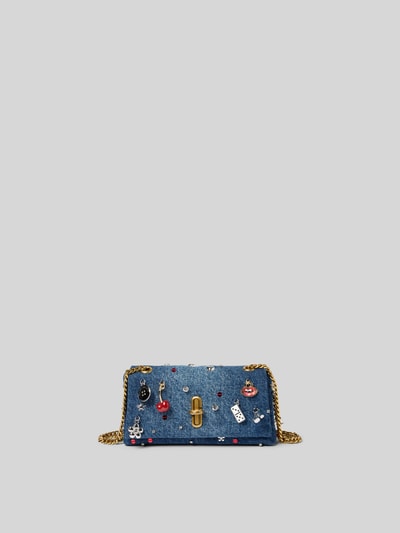 Produktfoto, Shoulder Bag in Denim-Optik von Marc Jacobs, Hauptfach mit Überschlag, Tragehenkel in Ketten-Optik, Reißverschlussfach, Zierbesatz, Maße 22 cm Breite, 12 cm Länge, 6 cm Tiefe, blauer Denim-Look mit goldfarbenen Akzenten und buntem Zierbesatz.