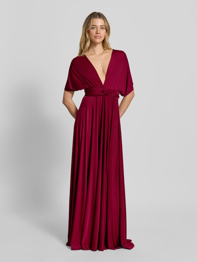 Frauenmodel trägt Maxikleid mit tiefem V-Ausschnitt von Rose Avenue in dunklem Rot, Taillierter Schnitt, Taillenband, Ganzkörperansicht von vorne. Rückenlänge bei Größe S: 135 cm.