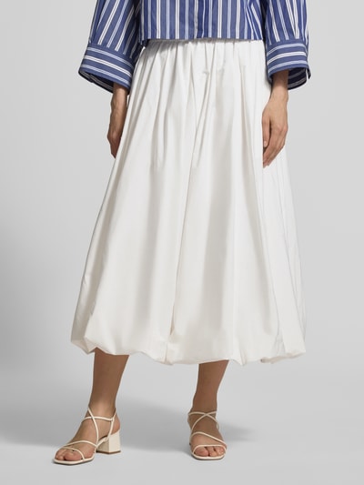 Frauenmodel trägt ausgestellten Maxi-Rock aus reiner Baumwolle Modell 'NUVOLE' von Weekend Max Mara in Unifarben, Regular Fit und Ballonform, seitliche Eingrifftaschen, glatte Textur, Nahaufnahme Unterkörper.