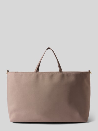 Produktfoto, Handtasche mit Logo-Detail von Hey Marly in Taupe mit Hauptfach, Reißverschluss, schmalen Schulterriemen, Steckfächer auf der Vorderseite, Maße Breite 46 cm, Länge 26 cm, Tiefe 12 cm, Länge Schulterriemen 31 cm, glatte Oberfläche.