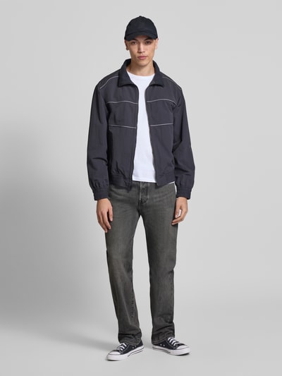 Männermodel trägt Wide Leg Fit Jeans mit Eingrifftaschen Modell '501®' von Levi's®, Used-Look, reine Baumwolle, Ganzkörperansicht von vorne.