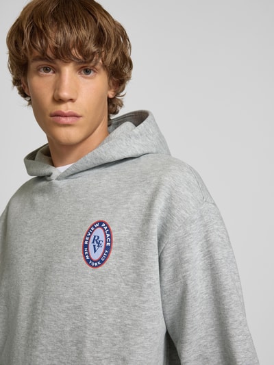 REVIEW Hoodie mit Label-Print Hellgrau Melange 3