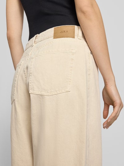 Kobieta nosi Wide Fit Jeans im 5-Pocket-Design Modell 'Barrel' od JJXX, bawełna, szerokość w rozmiarze 27/32: 38 cm, długość nogawki: 78 cm, detal tylnej części, zbliżenie na biodra.