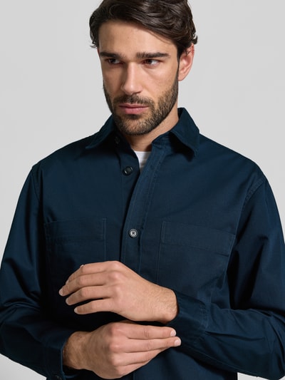 Männermodel trägt Relaxed Fit Hemdjacke aus pure katoen Modell 'H-OWEN-K-2PP-261' van BOSS, effen donkerblauw, borstzak, knoopsluiting, label stitching, lange mouwen met manchet, rugpas, nahaufnahme bovenlichaam