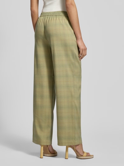 Frauenmodel trägt Wide Fit Stoffhose mit Viskose-Anteil Modell 'Joli' von ICHI, elastischer Bund, Eingrifftaschen, Ganzkörperansicht Rückansicht.
