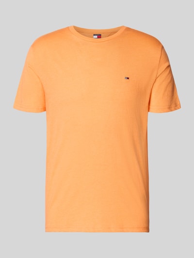 Produktfoto, Slim Fit T-Shirt Modell 'TJM XSLIM JASPE HTR TEE E' von Tommy Jeans, Optik: Unifarben, Passform: Slim-Fit, Logo-Stitching, V-Ausschnitt, Ärmelform: Kurzarm, Herren T-Shirt in hellem Orange auf grauem Hintergrund