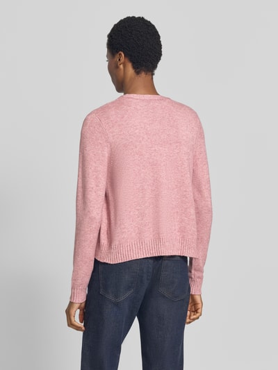Männermodel trägt Strickjacke aus Viskose-Mix von VILA in Rosa, gerade Passform, gerippte Bündchen, Rückenansicht, Nahaufnahme Oberkörper.