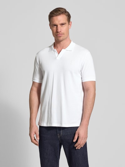 Männermodel trägt Slim Fit Poloshirt aus Baumwoll-Mix von Polo Ralph Lauren, Optik: Unifarben, Logo-Detail, Ganzkörperansicht von vorne.