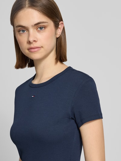 Frauenmodel trägt Slim Fit T-Shirts aus Baumwoll-Mix im 2-er-Pack von Tommy Jeans, mehrfarbig, Logo-Stitching, Rundhals, kurzarm, Nahaufnahme Oberkörper.
