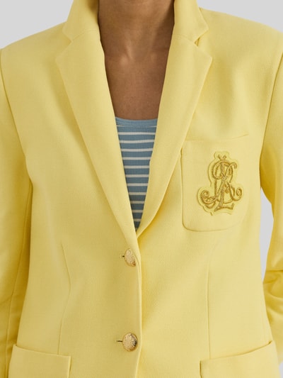 Frauenmodel trägt Slim Fit Blazer aus Baumwoll-Mix von Lauren Ralph Lauren, Optik: Unifarben, Logo-Stitching, Nahaufnahme Oberkörper.