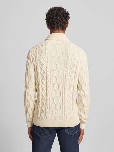 Männermodel trägt Strickpullover mit gerippten Abschlüssen von Gant, Herren, Baumwoll-Mix, Slim Fit, Stehkragen, Ganzkörperansicht Rückansicht.