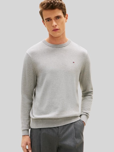 Tommy Hilfiger Sweter o kroju regular fit z mieszanki bawełny i kaszmiru Jasnoszary melanż 4