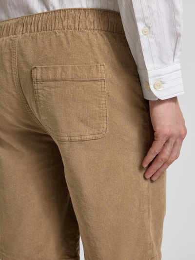Männermodel trägt Regular Fit Shorts mit Tunnelzug Modell 'Joey' von Redefined Rebel aus Cord und Baumwoll-Elasthan-Mix, Detailaufnahme. Herren Shorts, Bundweite 39 cm, Innenbeinlänge 25 cm, Größe M.