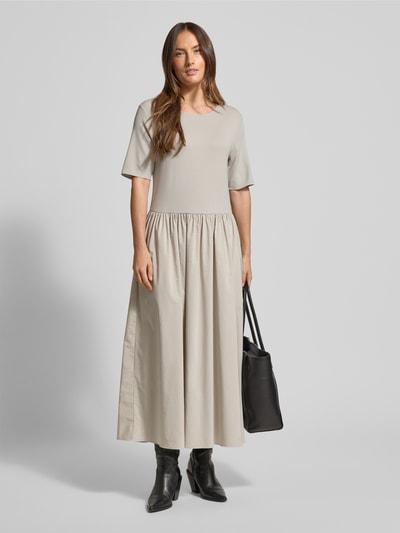 Frauenmodel trägt Maxikleid mit Rundhalsausschnitt von Emporio Armani aus Viskose-Elasthan-Mix, taillierter Schnitt, ausgestellte Rockpartie, Ganzkörperansicht von vorne.