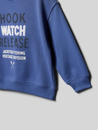Produktfoto, Regular Fit Sweatshirt mit Statement-Print Modell 'Hook' von Mango aus Baumwoll-Mix in Blau mit elastischen Abschlüssen und Rundhalsausschnitt.
