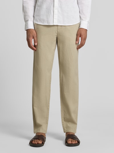 Männermodel trägt Hose aus Leinen-Baumwoll-Mix mit elastischem Bund von Lindbergh, Regular-Fit, Eingrifftaschen, Beige, Ganzkörperansicht von vorne. Bundweite bei Größe M: 40 cm, Innenbeinlänge bei Größe M: 79 cm.