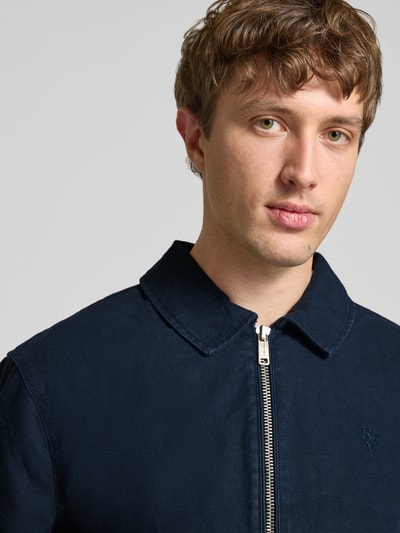 Männermodel trägt Regular Fit Übergangsjacke in Denim-Optik von REVIEW, Reine Baumwolle, Reißverschluss, Nahaufnahme Oberkörper.