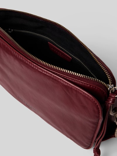 Produktfoto, bordeauxrote Handtasche mit Label-Detail Modell 'CLARICE' von LIEBESKIND BERLIN aus Leder, Hauptfach mit Reißverschluss, Textur glatt, Maße und Schulterriemen gemäß Kontext.