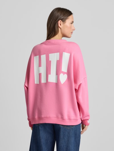 Kobiece modelka nosi różowy Sweatshirt mit Label-Detail od miss goodlife z bawełny, luźny krój, żebrowane wykończenia, widok z tyłu.