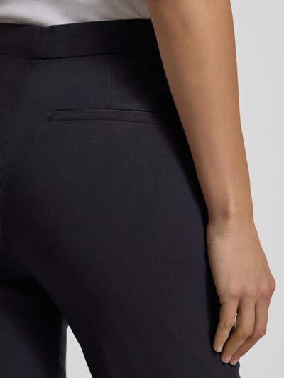 Frauenmodel trägt Stoffhose mit Eingrifftaschen von Christian Berg Woman, Viskose-Mix mit Stretch-Anteil, Gerader Schnitt, Nahaufnahme Rückansicht.