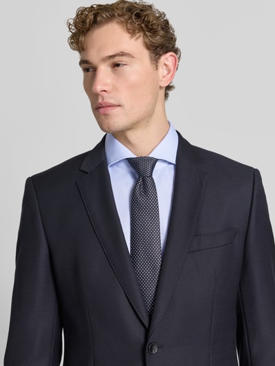 Männermodel trägt hellblaues Slim-Fit Businesshemd aus reiner Baumwolle Modell 'H-HANK-SP-B1' von BOSS im Herren Businesshemd-Look, Nahaufnahme Oberkörper.
