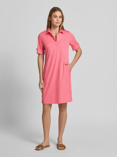 Frauenmodel trägt Hemdblusenkleid mit V-Ausschnitt von ROBE LÉGÈRE in Rosa, Baumwoll-Mix mit Stretch-Anteil, Gerader-Schnitt, Minikleid, Hemdblusenkragen, Ärmel mit Aufschlag, Rückenlänge bei Größe 36: 86 cm, Brustweite: 37 cm, Ärmellänge: 26 cm, Ganzkörperansicht von vorne.