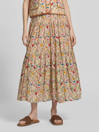 Frauenmodel trägt Maxirock im Allover-Look Modell 'Sunset' von LOLLYS LAUNDRY, Reine Baumwolle, A-Linie, elastischer Bund, Frontansicht, Nahaufnahme Oberkörper.