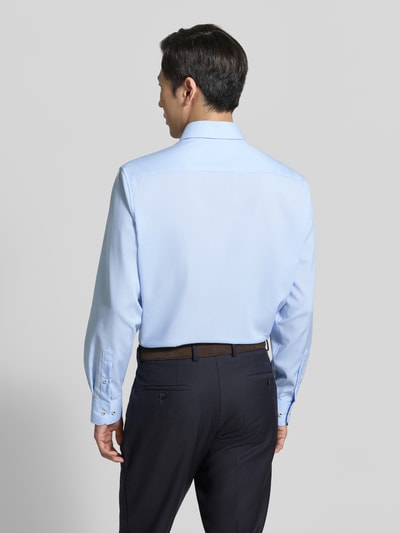 Männermodel trägt Comfort Fit Business-Hemd mit Kentkragen von ETERNA, hellblau, Lyocell-Mix, Knopfleiste, Brusttasche, Ganzkörperansicht Rückansicht. Rückenlänge bei Größe 40: 81 cm, Schulterbreite: 49 cm, Ärmellänge: 66 cm.