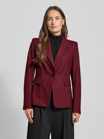 Frauenmodel trägt Regular Fit Anzugblazer mit Reverskragen von Windsor aus Acetat-Mix in Rot, Knopfverschluss, taillierte Passform, Ganzkörperansicht von vorne. Rückenlänge 62 cm, Brustweite 44 cm, Ärmellänge 63 cm bei Größe 36.