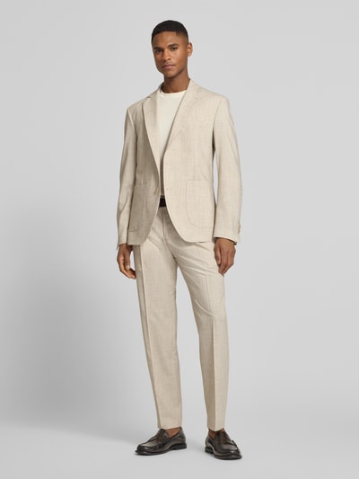 Männermodel trägt Slim Fit 2-Knopf-Sakko mit Viskose-Anteil Modell 'DATI' von CINQUE in Beige, Elastischer-Material-Mix, Ganzkörperansicht von vorne, 2-Knopf-Leiste, Reverskragen, Eingrifftaschen, Brusttasche, Länge und Schulterbreite bei Größe 50, Ärmellänge 65 cm