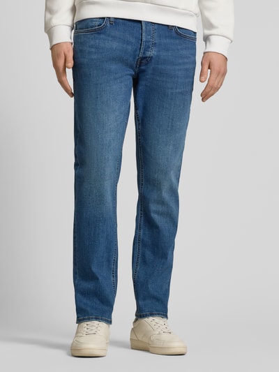 Männermodel trägt Straight Fit Jeans im 5-pocketmodel Model 'Mike' van JACK & JONES in blauw katoenmix, knoop- en ritssluiting, ganzkörperansicht von vorne. Bandwijdte 43 cm, binnenbeenlengte 77 cm bij maat 32/32.