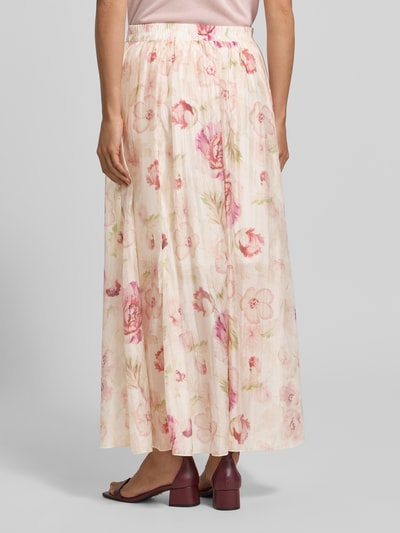 Frauenmodel trägt Midirock aus Lyocell-Mix Modell 'Ka44therine' von ZABAIONE mit Allover-Look in Creme und Rosa, Ganzkörperansicht Rückansicht. Kontext: Damen Midirock, A-Linie, Bundweite Größe S: 36 cm, Gesamtlänge Größe S: 97 cm.