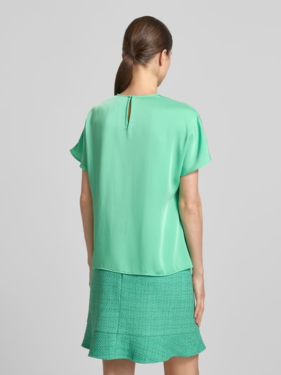 Kobiece modelka nosi Blusenshirt aus Satin mit Umlegekragen von Marc Cain, satyna, krój regular fit, wykładany kołnierz, zapięcie na guzik z tyłu, długość tyłu w rozmiarze 36: 59 cm, długość rękawów w rozmiarze 36: 20 cm; widok całej sylwetki z tyłu.