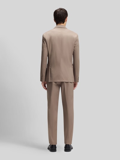 Mannenmodel draagt Slim Fit Sakko aus Baumwoll-Mix Modell 'HANFRED262X' van HUGO in effen kleuren met reverskraag, 2-knoopsluiting, lange mouw met kissing buttons, borstzak en opgestikte zijzakken, materiaalverwerking: katoenmix, ganzkörperansicht rückansicht.
