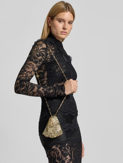 Frauenmodel trägt Shoulder Bag in Ketten-Optik von Rabanne aus reinem Messing mit Logo-Applikation, Goldtöne, Ganzkörperansicht von vorne.