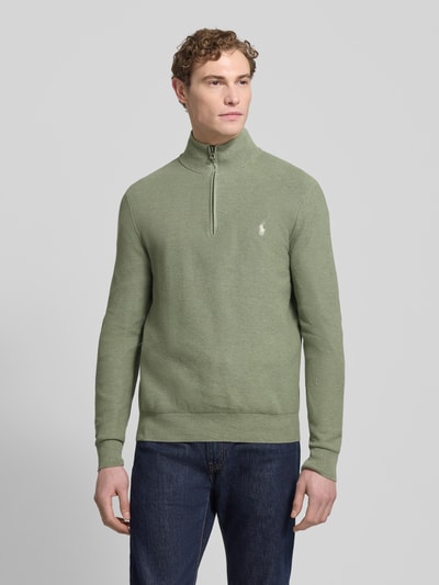 Männermodel trägt Strickpullover mit Label-Stitching von Polo Ralph Lauren in Grün, Reine Baumwolle, Regular-Fit, Stehkragen, Gerippte Abschlüsse, kurzer Reißverschluss, Ganzkörperansicht von vorne.