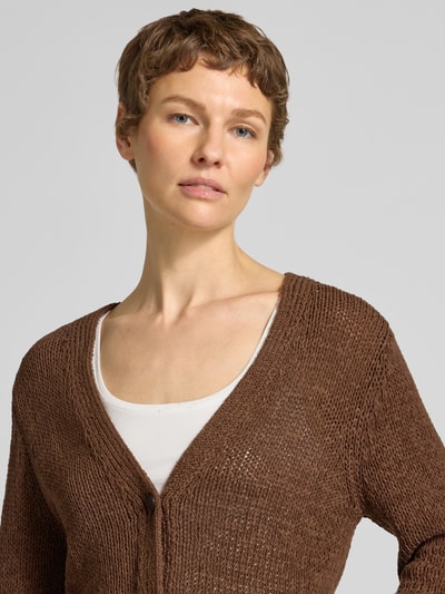 Frauenmodel trägt Slim Fit Strickjacke aus Baumwoll-Mix von Marc O'Polo, Optik: Unifarben, Materialverarbeitung: Strick, Nahaufnahme Oberkörper.