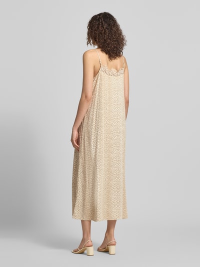 Frauenmodel trägt Midikleid aus Viskose-Elasthan-Mix Modell 'Alma' von OH APRIL in Beige mit feinem Muster und Spitzenbesatz, Ganzkörperansicht Rückansicht.