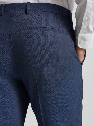 Mężczyzna nosi Slim Fit Anzughose mit Schurwoll-Anteil Modell 'Hesten' od HUGO, mieszanka materiałów z dodatkiem żywej wełny, fakturowany wzór, wpuszczane kieszenie, zakładki w pasie, widoczna niebieska kolorystyka i zapięcie na haftkę i zamek błyskawiczny, kontekst rozmiaru 98, detaliczne zbliżenie tylnej części.