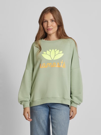 miss goodlife Sweatshirt mit Statement-Print Modell 'Double namaste' Schilf 4