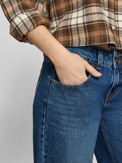 Frauenmodel trägt Jeans mit 5-Pocket-Design von Levi's®, reine Baumwolle, lockerer Schnitt, Nahaufnahme Oberkörper, mit kariertem Hemd.