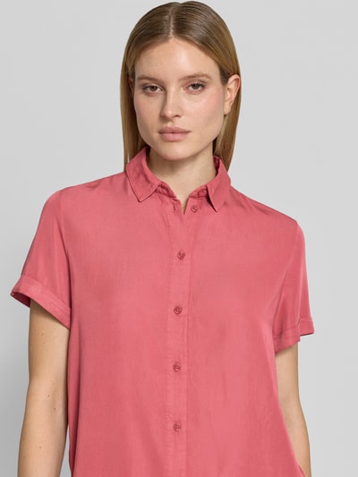 Modelka kobieca ma na sobie Regular Fit Hemdbluse mit 1/2-Arm od Jake*s Casual, różowa, materiał z mieszanki wiskozy, krój regular fit, kołnierzyk kent, zapięcie na guziki, krótki rękaw, długość tyłu w rozmiarze 36: 62 cm, długość rękawa w rozmiarze 36: 21 cm, zbliżenie na górną część ciała