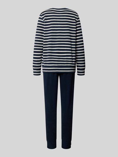 Frauenmodel trägt Regular Fit Pyjama-Set aus Baumwoll-Mix von SCHIESSER, langärmelig, navy mit weißen Streifen, Ganzkörperansicht Rückansicht.