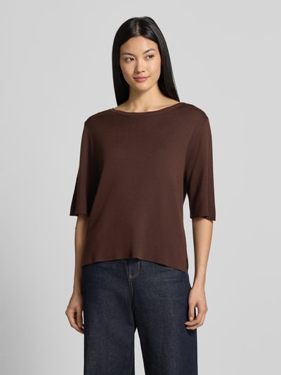 Frauenmodel trägt Strickpullover aus Viskose-Mix von MORE & MORE in Braun, lockere Passform, Rundhalsausschnitt, Halbarm, Strick-Optik, Ganzkörperansicht von vorne.