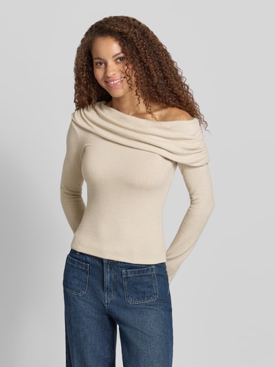 Frauenmodel trägt Longsleeve mit asymmetrischem Ausschnitt Modell 'Mindy' von Gina Tricot, beiger Material-Mix mit Viskose-Anteil, körpernaher Schnitt, Trompetenärmel, Rückenlänge bei Größe S 51 cm, Ganzkörperansicht von vorne.
