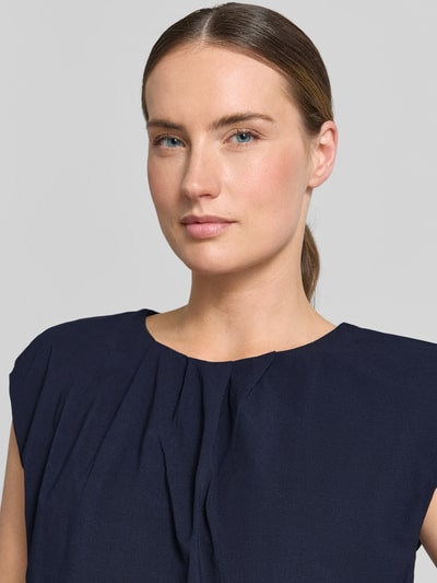Frauenmodel trägt Damen T-Shirt mit Rundhalsausschnitt und Drapierungen von Zero, Regular-Fit, Kappärmel, Farbe Dunkelblau, Nahaufnahme Oberkörper. Rückenlänge bei Größe 36: 48 cm.