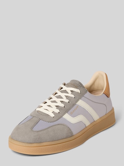 Produktfoto, Sneakersy z mieszanki skóry model 'Cuzima' od Gant, zaokrąglony krój, nadruk z logo, wiązanie, wysokość obcasa 3 cm, wysokość cholewki 7 cm, szerokość w rozmiarze 40: 8 cm, kolory szary, beżowy, biały, faktura zamszowa oraz gładka