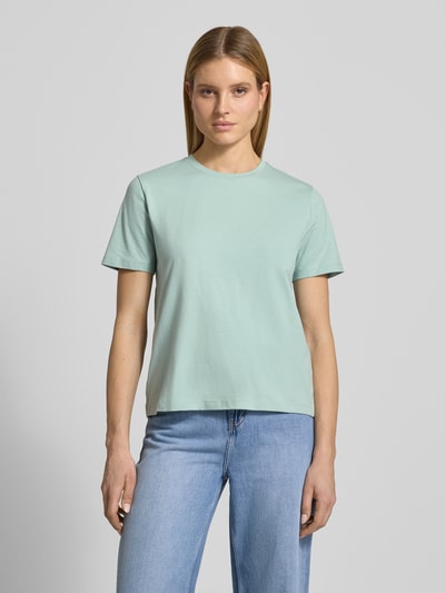 Frauenmodel trägt T-Shirt mit geripptem Rundhalsausschnitt Modell 'NORA' von Vila aus Baumwoll-Elasthan-Mix in Mint, Lockerer-Schnitt, Ganzkörperansicht von vorne. Rückenlänge bei Größe S: 60 cm.