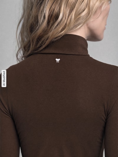 Vrouwenmodel draagt bruin shirt met lange mouwen van viscosemix, Slim Fit Langarmshirt aus Viskose-Mix model 'MULTIF' van Weekend Max Mara, detailopname rug, KI-modificeerd beeld