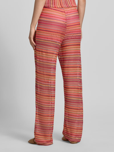 Frauenmodel trägt Weite Hose mit Strickmuster Modell 'SANDY' von Only, Optik:Allover-Muster, Passform: Wide Leg, gestreift, Struktur, Ganzkörperansicht Rückansicht.